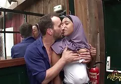 Die Schlampe schenkte ihrer Herrin Schlaftabletten pornofilme gratis zum anschauen in Champagner ein und fickte sie hart in den Arsch, bis sie ausgeknockt war