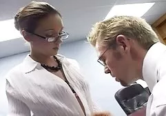 Die sexy Blondine lutschte einen sabbernden pornofilme kostenlos streamen Schwanz und steckte ihn in den Analbereich
