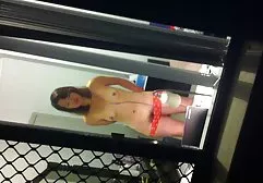Shemale zog zwei pornofilme gratis anschauen Jungs aus und fickte sie