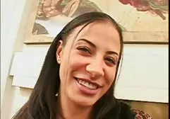 Zwei Männer ficken eine hübsche Brünette auf dem Sofa, führen sie abwechselnd in alle Löcher ein und enden auf ihrem hübschen Gesicht, schöne deutsche sexfilme und sie mag es wild