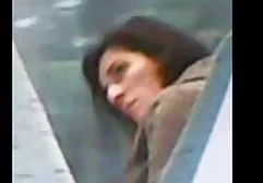 Hübsche Brünette zog ihr Höschen aus und saugt Schwanz sex filme geatis