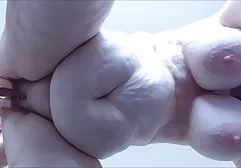Glatzköpfiger Mann fickt ein sexy Küken mit einem dicken jugendliche sex filme Arsch, der in Öl getränkt ist