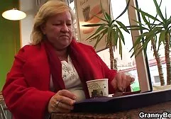 Vollbusige deutsche granny sexfilme Blondine fickt Rocker auf der Bühne
