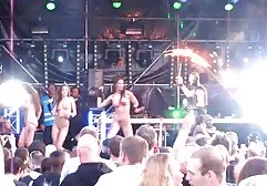 Die Gastgeberin mochte es nicht, dass der Typ das Geschirr noch nicht fertig hatte, und nachdem sie ihn beschimpft hatte, ging sie die Treppe sexfilm geil hinauf. Sie stellt sich vor einen Spiegel und bemerkt, dass er sie bewundert