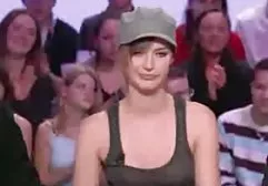 Dude zieht eine gebräunte Blondine an seinem pornofilm analsex Schwanz