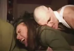 Süße Mädchen ficken auf einer weißen kostenlose vintage sexfilme Couch