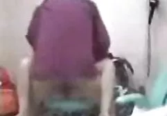 Sexy vollbusige Brünette tränkte einen Kerl mit Tee und geschwister sex filme kramte in Anal