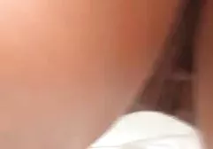 Schöne 18-jährige Blondine masturbiert vor gratis hausfrauen pornofilme der Kamera