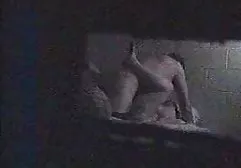Eine Hündin lutscht einen Dildo und ein heißer Mann knallt legale pornofilme hinter ihr