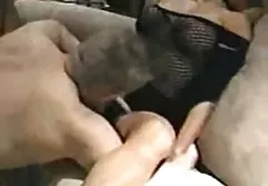 Schlanke süße Babe saugt einen fetten Schwanz und wird von Krebs deutsche sex filme hd gefickt