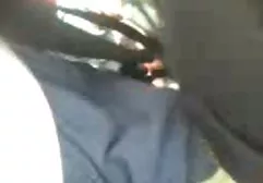 Die Blonde ging einfach rein, um zu pinkeln und fing an, Schwänze zu lutschen, sexfilme pornofilme die aus der Wand ragten