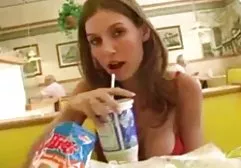 Shemale fickt ihren Arsch kostenlosse sex filme im Badezimmer mit verschiedenen Mitgliedern