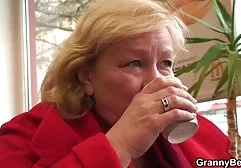 Der Glatzkopf behandelte die gratis pornofilme online junge Blondine mit Wein und ließ sich für Sex scheiden