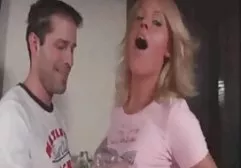 Schöne wilde sexfilme Blondine saugt zwei Schwänze und trinkt Sperma
