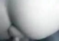 Schöne Süße mit wunderschönen dicken Titten, die auf einem großen roten Helden sexfilme für frauen kostenlos hockten und saugten