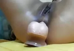 Zwei Neger pflanzten gleichzeitig ihre dicken, schwarzen, schmutzigen Schläuche in den Arsch und die Muschi einer pornofilme gratis milf weißen Hündin